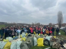 Деветокласници от Математическа гимназия "Д-р Петър Берон" – Варна почистиха бреговете на река Камчия