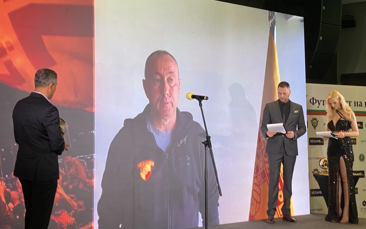 Мъри Стоилов е Треньор №1 на България за 2025!
