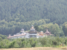 Залесяват пътя към голям манастир в подножието на Рила