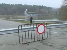 Ремонтът на дигата край село Николово продължава, пътят остава затворен