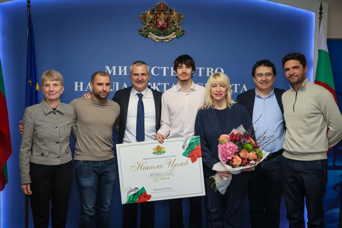 Министър Илиев награди с парична премия Никола Цолов