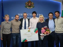 Министър Илиев награди с парична премия Никола Цолов