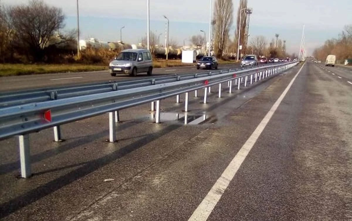 Продължава подмяната на увредени мантинели в Пловдив