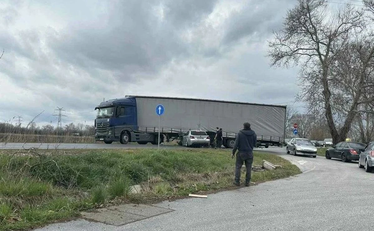 Човек в тежко състояние е изкаран от пожарникари след ПТП-то до Пловдив