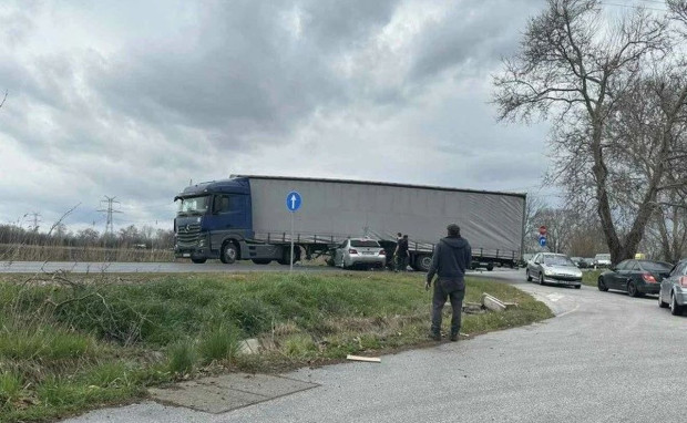 Човек в тежко състояние е изкаран от пожарникари след ПТП-то до Пловдив