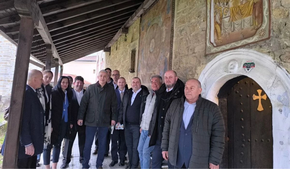 "Възраждане" стартира кампанията си във Велико Търново с молебен за здраве и успех