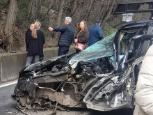 Мъж е в болница в Пловдив след тежката катастрофа с камион край Асеновград