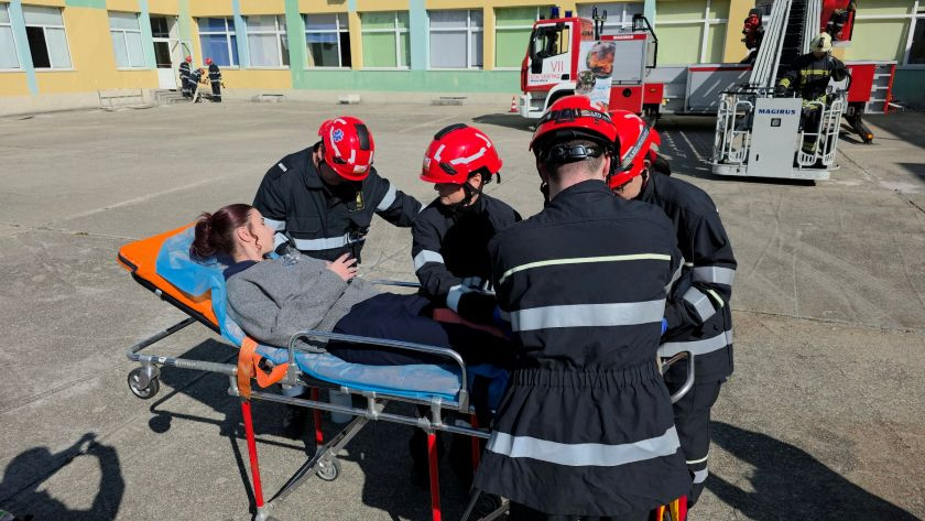 Двора на благоевградската гимназия по икономика се превърна в сцена