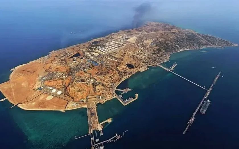 Иран укрепва отбраната на бреговете на остров Харг в случай на американски десант