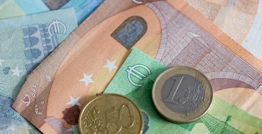 Гърция планира увеличение на минималната заплата на 950 евро