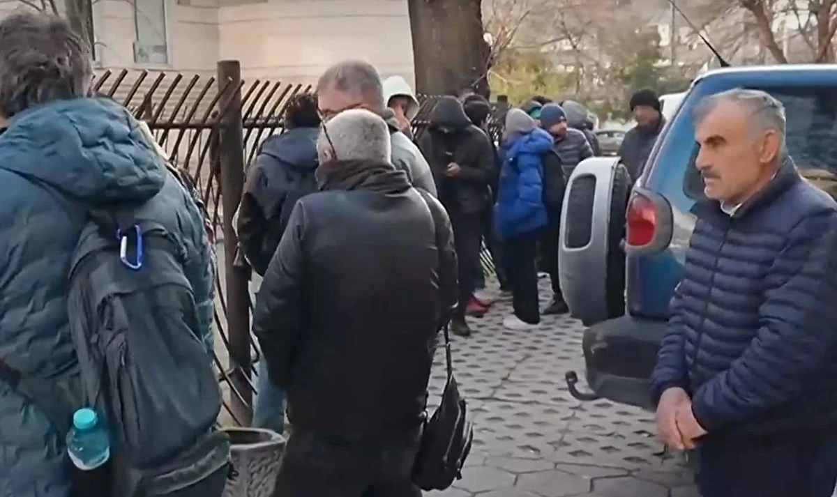 Наплив от чужденци: Напрежение и скандали пред служба "Миграция" в Пловдив