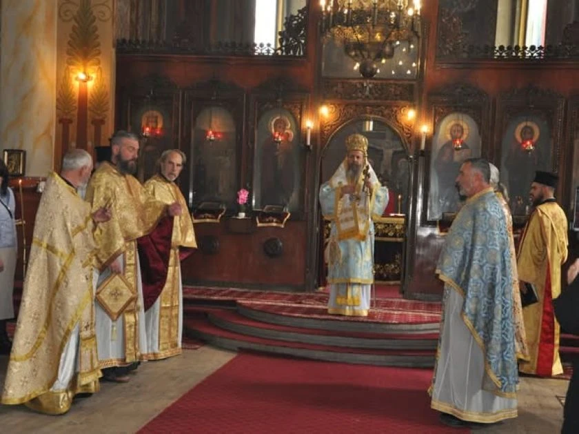 С камбанен звън и тържествена Света литургия храм "Свето Благовещение Богородично" в Разлог отбеляза храмовия си празник