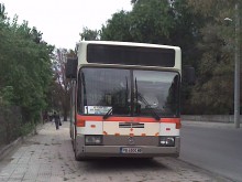 Шофьори на градския транспорт паркират ежедневно върху тротоар