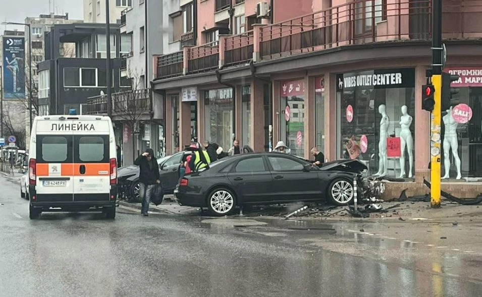 Тежка катастрофа в София, автомобил почти се вряза в магазин