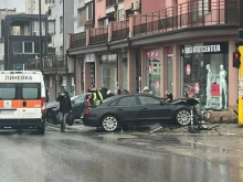 Тежка катастрофа в София, автомобил почти се вряза в магазин