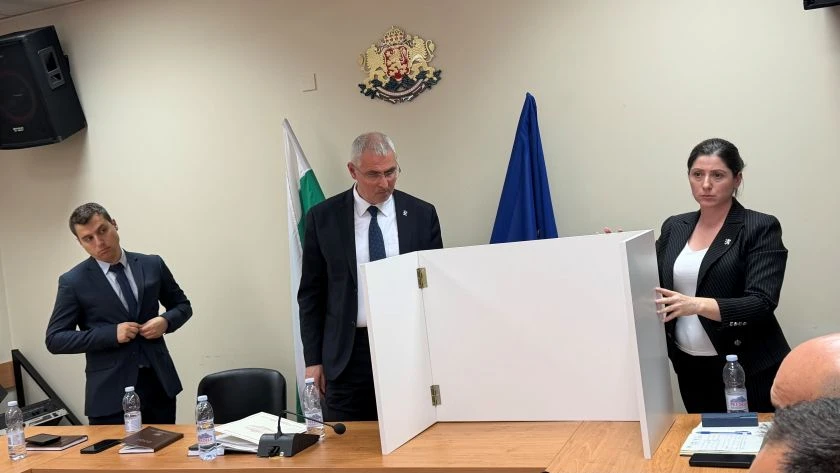 В Благоевград показаха новия модел паравани за гласуване