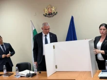 В Благоевград показаха новия модел паравани за гласуване
