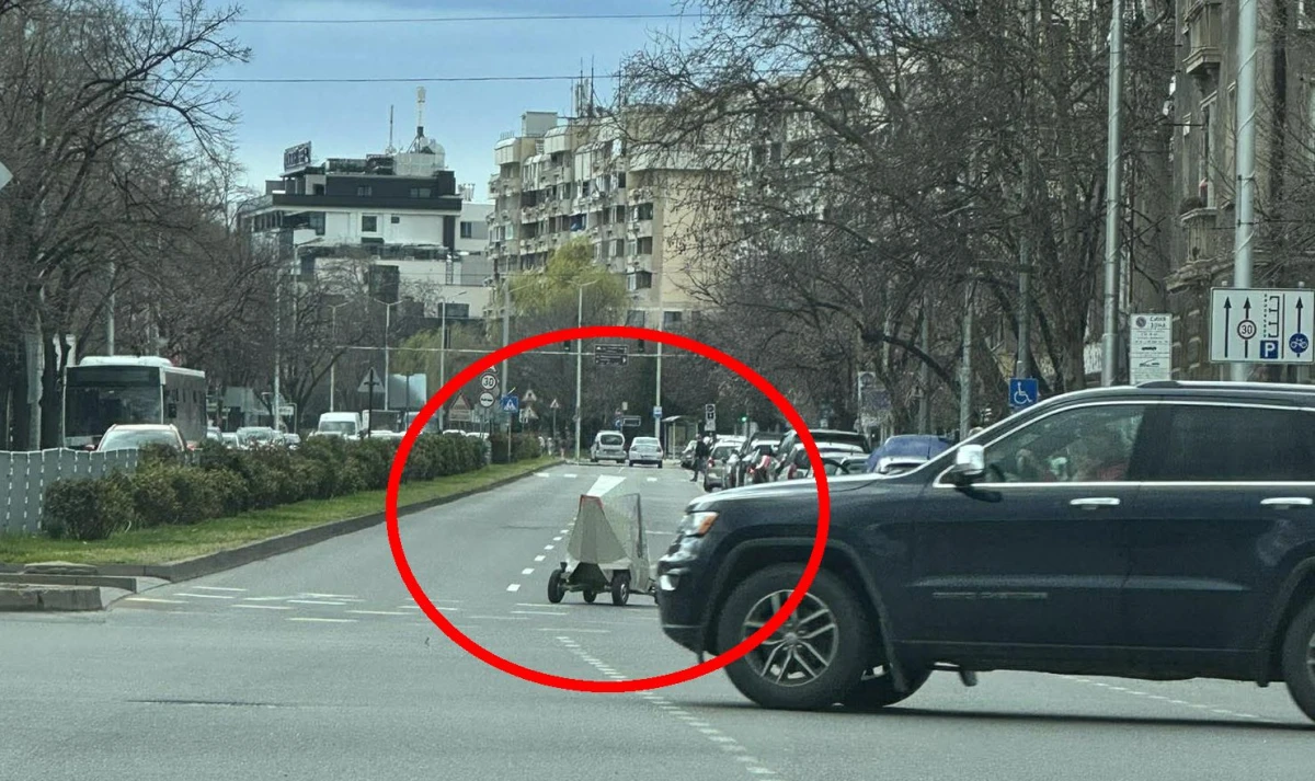 Пресича заедно с пешеходците, но се движи по пътното платно. Що е то?