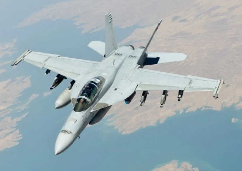 На косъм: Американски F/A-18 Hornet се измъкна от атаката на иранска балистична ракета