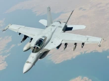 На косъм: Американски F/A-18 Hornet се измъкна от атаката на иранска балистична ракета