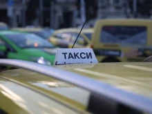 Таксиметров шофьор: Положението е тежко - караме го на мускули