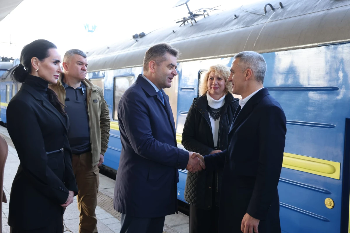 Гюров и министри пристигнаха в Киев, срещат се със Зеленски