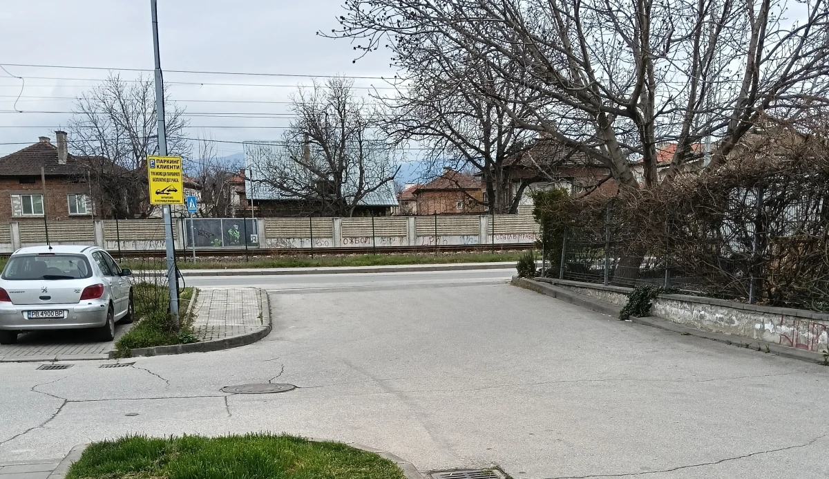 Опасност по най-натоварената улица в "Прослав"