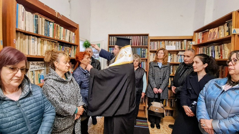 Свещеник дари православна литература на библиотеката към Народно читалище Наука