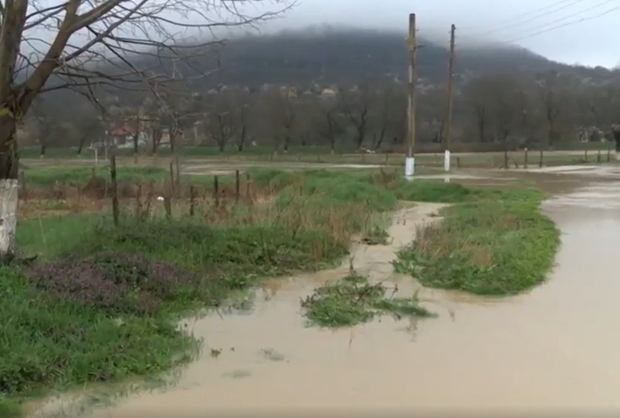 Наводнение в търговищкото село Априлово след вчерашните обилни валежи Река