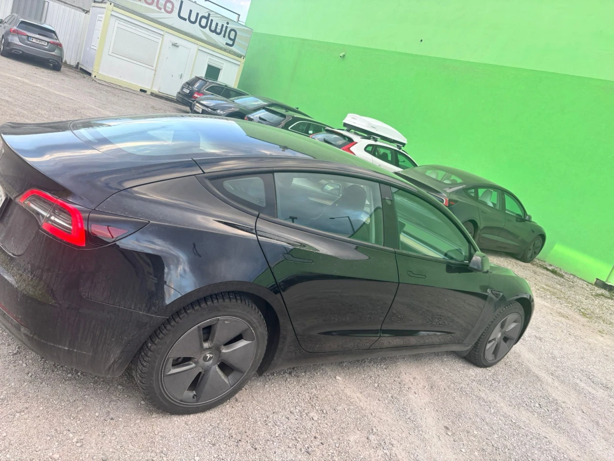 Българските собственици на Tesla остават без една от основните дигитални услуги