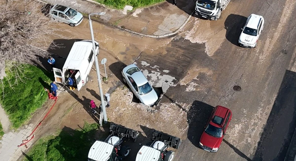 Дрон засне тежкото положение в източната част на Пловдив и погълнатата кола