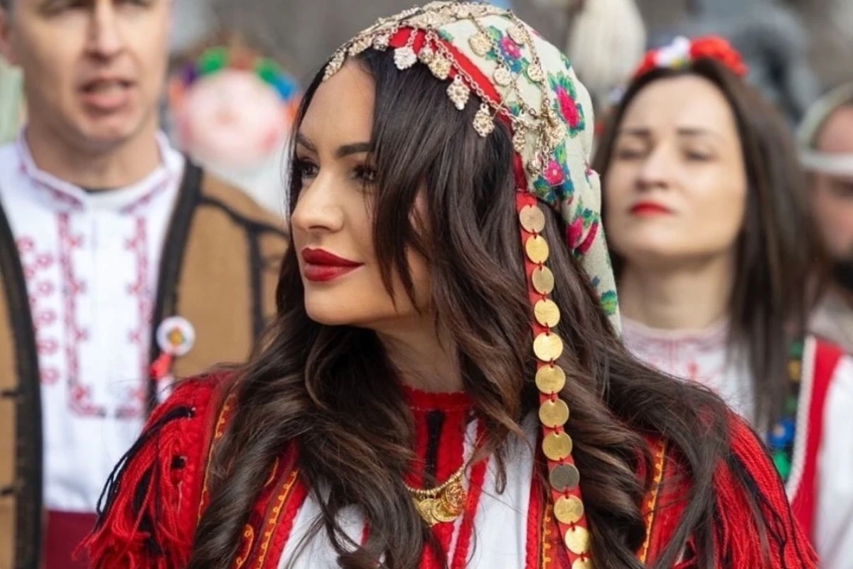 Родена е на днешния ден в Пловдив, но е кметица на богато село край града