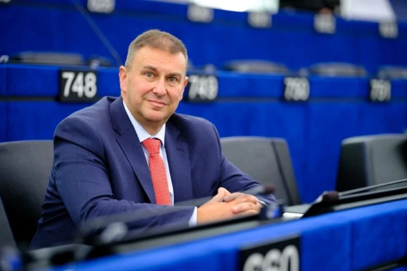 Евродепутатът Емил Радев призова за слагане на край на смяната на часа: Стига отлагане!