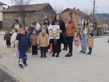 Деца от село Корница си осиновиха щъркелово гнездо