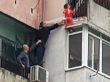 Малко дете се озова на ръба на тераса на последния етаж на блок в Ямбол
