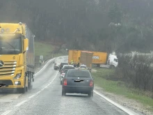 Камион затруднява движението в Прохода на Републиката