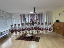Прекрасните малки лазарки от ДГ "Пчелица"–гр. Казанлък наричаха за здраве и сполука в ОУ "Никола Й. Ванпацов"