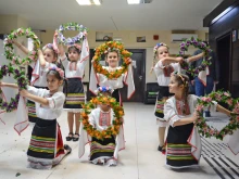 Малките лазарки от ДГ №34 "Лястовичка" нарекоха за здраве и берекет "стопаните" в Община Варна