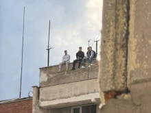 Младежи превърнаха покрива на 21-етажен блок в седянка