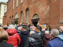 Множество хора изпращат големия Борислав Михайлов насред мрачна София