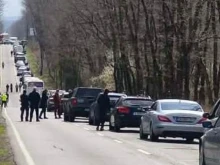 Челен сблъсък между две коли предизвика брутално задръстване край Приморско, трима души са ранени