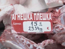 Клиенти: Скъпо е, хората имат ниски доходи. С една пенсия 300 евро какво да купиш! Агнешкото беше 11 евро, сега вече е 15-16!