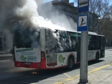Автобус пламна в движение в центъра на Пловдив!