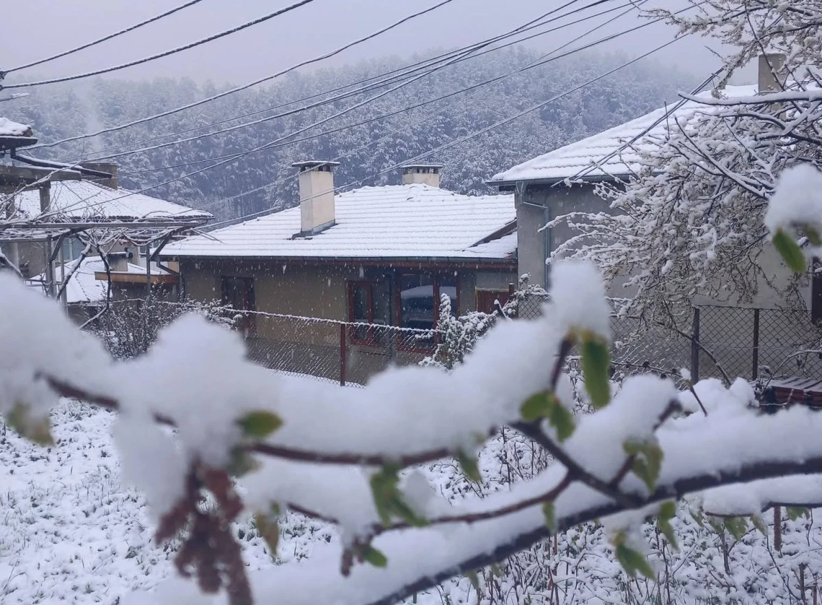 Сняг вали и натрупа в град Котел За това съобщават