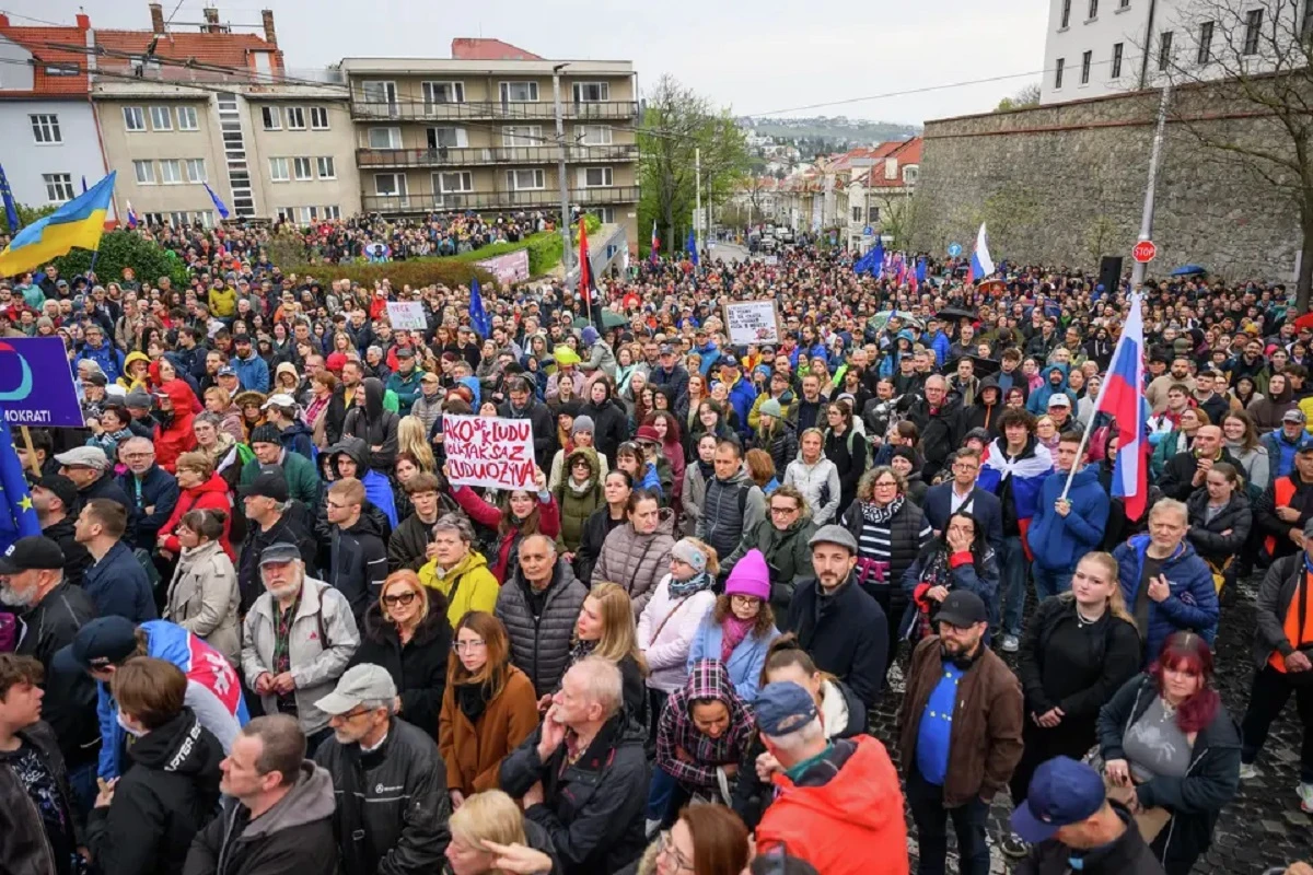 Хиляди жители на Словакия излязоха на протест срещу планираната от