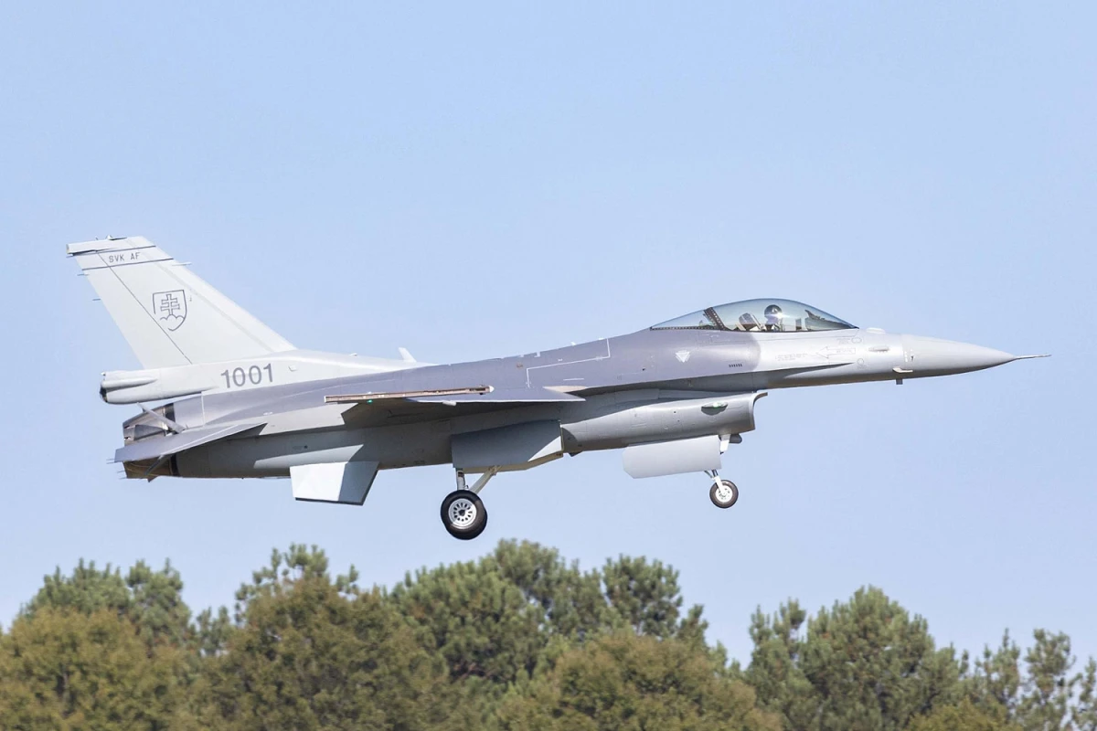 Първият от шестте изтребителя F 16 които Норвегия вече официално е