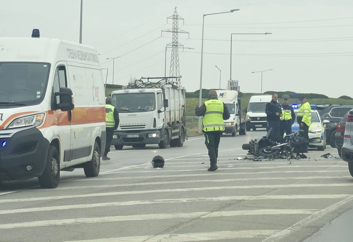 Катастрофа между лек автомобил и мотоциклет на кръговото движение за