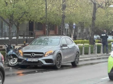 Катастрофа между моторист и кола затруднява движението по бул. "Цариградско шосе" в София