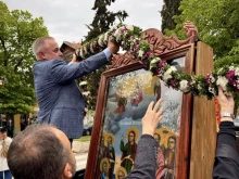 Стотици жители и гости на Сандански посрещнаха чудотворна икона на Света Богородица