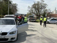 Полицаи претърсват домове и коли в ромския квартал на Горна Оряховица